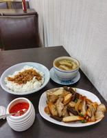 台中大甲｜庆笔筒仔米糕．拼盘卤味只要50元，苦瓜排骨汤也好喝