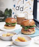 藏室 HiddenBurger - 在白色老宅中吃个草莓汉堡