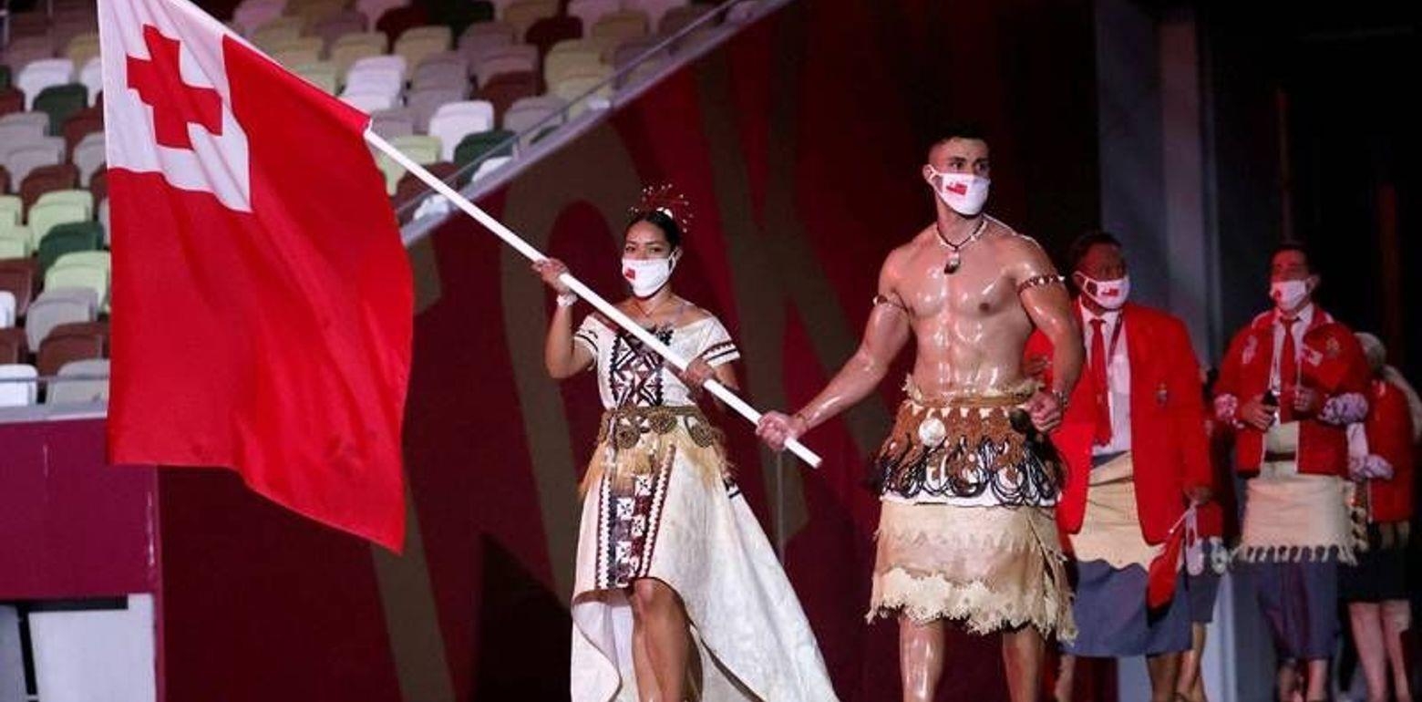 东加王国猛男掌旗官又来啦！奥运开幕式3度登场这次多了口罩