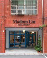 台北大同-Madamlin 玛丹林 店内以白 木头�设计 地面保留传统花砖的纹理 贩售三明治 茶 咖啡 甜点～