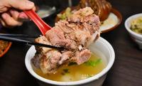 万华24小时营业卤肉饭鲈鱼汤平价小吃,龙山寺站外送便当餐盒