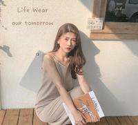细肩洋装穿搭 x Uniqlo Magazine 本日穿搭主角——细肩带连身裙单件方便穿搭完全不用动脑思考穿起来不只舒服还超级有气质ㄉ~配上「Uniqlo Magazine 」文青指数大大飙升~真的是一本很赞的杂志~~不只内容丰富、值得一读再读还是网美拍照的必备道具!