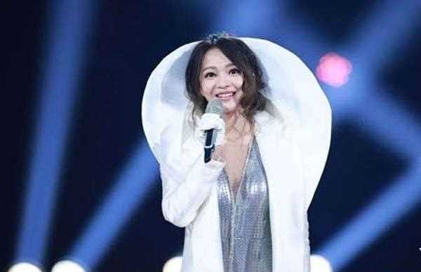 张韶涵与阿娇被网友怒怼不贞不孝组合 靠卖惨人设还可以走多久？