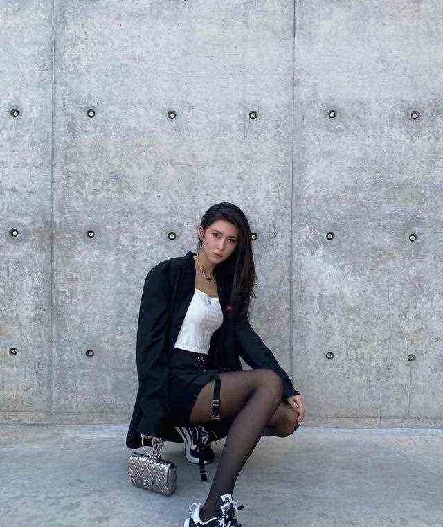 她曾与CBA球员相恋，外表清纯靓丽，白开衫搭黑丝，网友直呼真仙