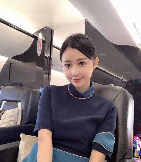 潘玮柏新婚妻子首次曝光，小14岁空姐身材火辣，打扮前卫超时髦