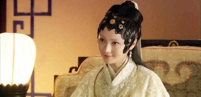 白百何姚笛撞衫各有千秋，姚笛丸子头太清新，白百何高冷脸气场足