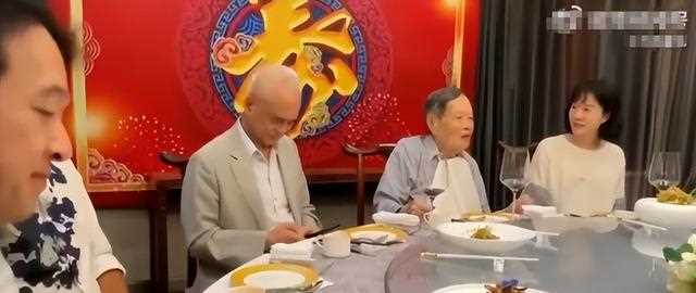 杨振宁百岁生日设宴！小54岁娇妻全程默默陪伴，歌手孙楠惊喜露面