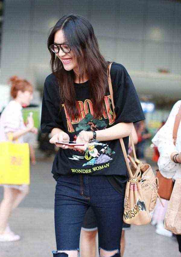 刘雯的街拍太好看？那是她有百搭牛仔裤