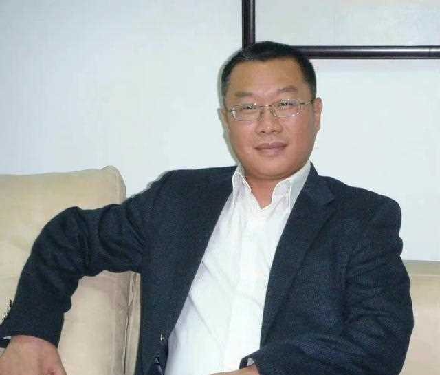 抛弃糟糠之妻，教训银行柜员，凤凰传媒总裁张小波又翻车？不意外