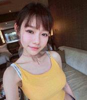 女神林明祯晒照片，却被妈妈性感抢镜，网友大赞：她有53岁？