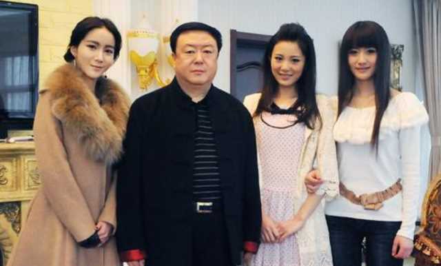 著名导演尤小刚：两位前妻被伤后至今单身，如今他再恋小30岁女友