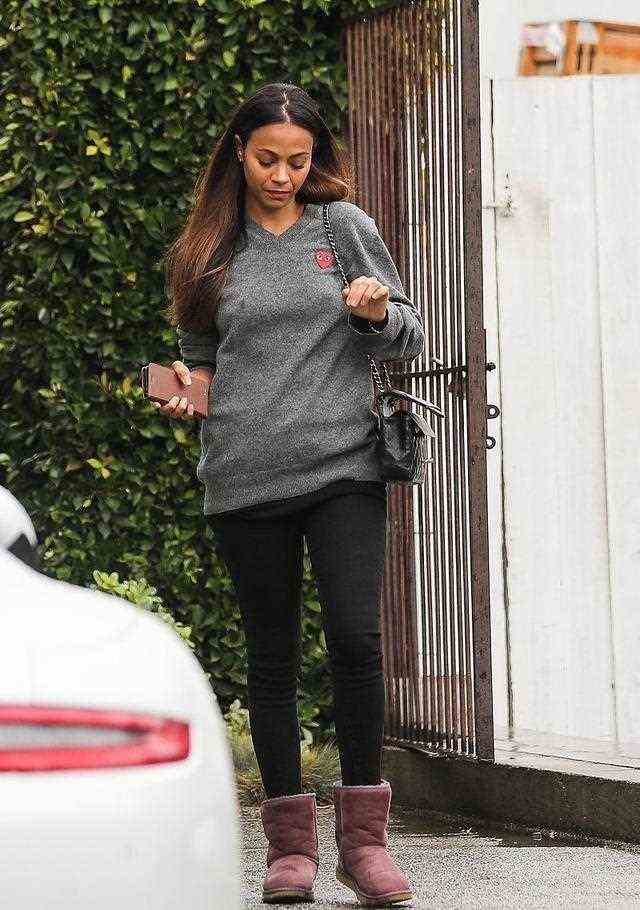 好甜蜜！佐伊穿灰色上衣搭紧身裤大秀好身材，获丈夫在车前吻别