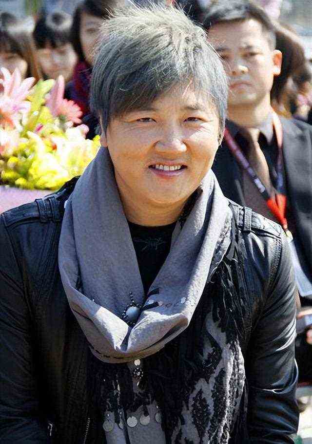 孙楠到底有多渣？认识买红妹24小时就求婚，出轨是家常便饭
