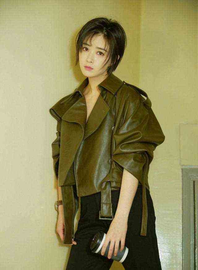 女星都在剪波波头，佟丽娅、宋茜穿卫衣减龄又显活力，蒋欣太帅了