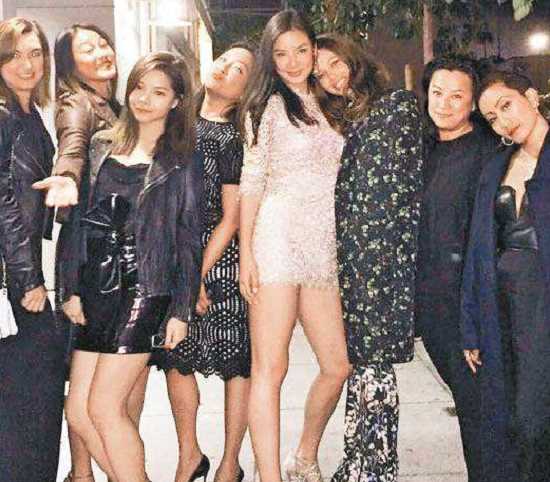 她是本港首位公开自己隆胸的模特！和天王离婚后，嫁给了一位商人