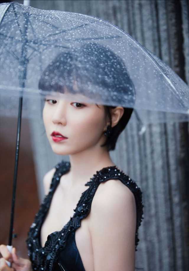 李欣燃 治愈系，一把透明雨伞，一席镂空露背黑裙