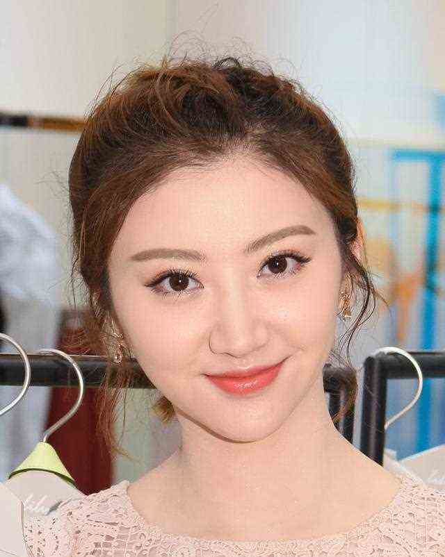 景甜穿搭尽显淑女风格，妆容清淡少女感满满