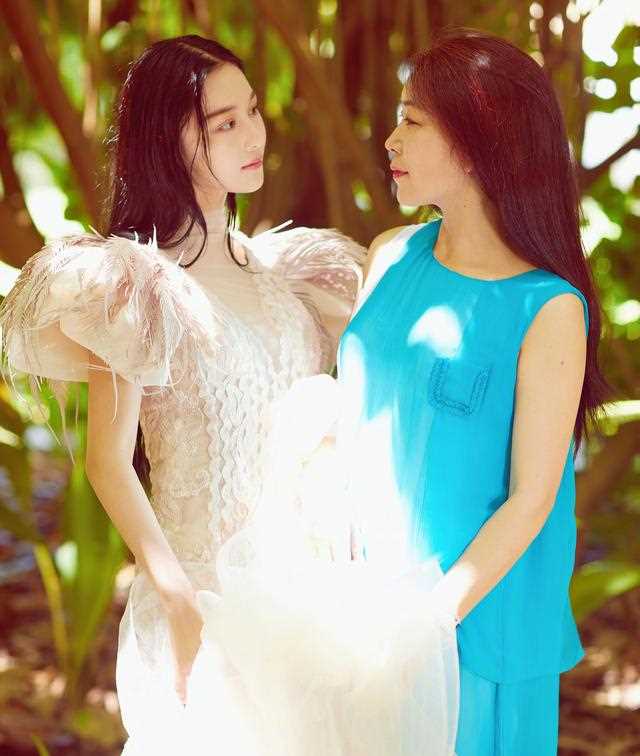 明星捞金太容易了！带娃上完节目带妈上，老妈不愿露脸“借”妈上