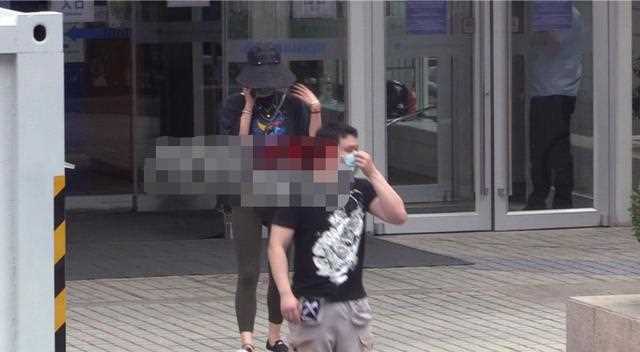 白百何与神秘男子现身医院，男子一路细心照料，疑似有情况？