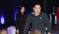 赵薇被消失4个月突现身香港！开宾士加油…副驾坐「神秘眼镜男」
