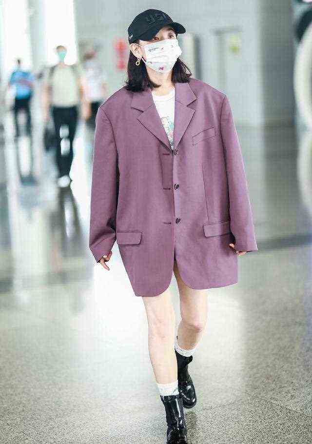 宋祖儿“偷穿”大人衣服，紫色oversize西装玩下衣失踪，尺码真大