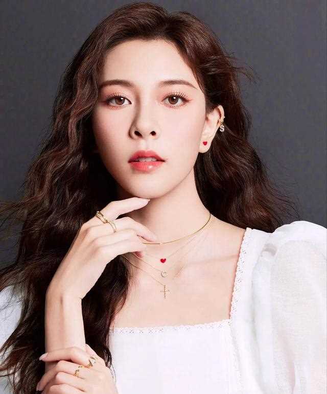 宋妍霏，独特气质的混血美女，靓丽高冷的身姿，彰显成熟魅力