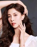 宋妍霏，独特气质的混血美女，靓丽高冷的身姿，彰显成熟魅力