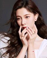 宋妍霏，独特气质的混血美女，靓丽高冷的身姿，彰显成熟魅力