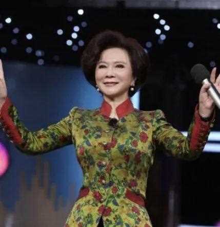 53岁的蔡明阿姨，拍过男人装，上过吐槽大会，美貌与智慧完美结合