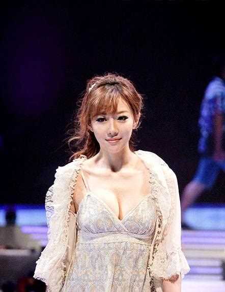 还记得拟人网红“度娘”吗？如今嫁给宅男活成这样