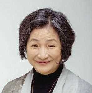 23岁嫁富商，八次怀孕四次流产，净身出户的郑佩佩如今怎么样了？