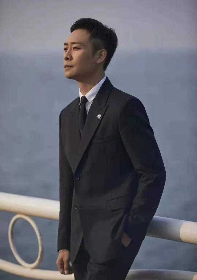 被同学嘲笑丑男，自嘲是衰神，宝藏演员张译的坎坷成名史，真励志