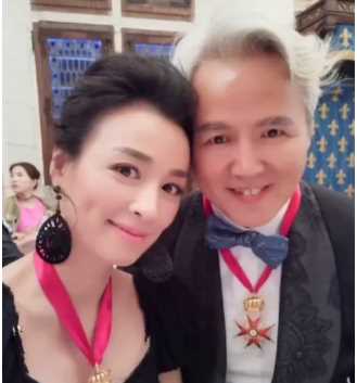 本以为张庭老公不帅，看到年轻时候的照片，说他中学生我都信