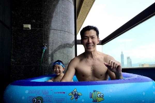 黄少祺自家阳台陪儿游泳！露出「49岁超狂身材」网暴动：爸爸好帅
