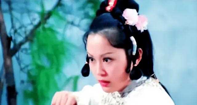 没水平就别演任盈盈，她柔中带刚英姿飒爽，她演技尴尬成路人甲
