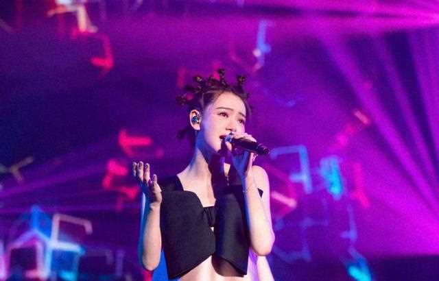 戚薇发文称，女生喜欢打扮并不代表着肤浅，望男生不要误解