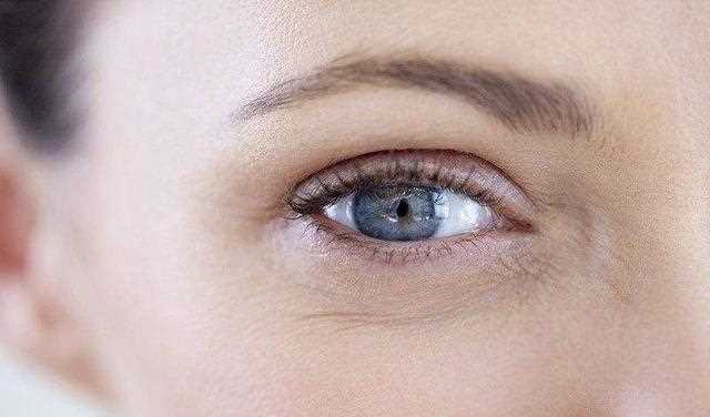 刘亦菲用2年的眼膜贴，敷完黑眼圈消失了，网友：再也不怕熬夜了