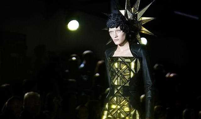 超越T台的行为艺术：国外时尚界突现“高端版杀马特”