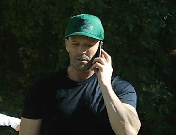 杰森·斯坦森再带绿帽上街，大嫂穿宽松萝卜裤，巨跨快赶上卡戴珊