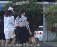 阔太胡静拿千元名酒被拍，一双腿又白又直，走路不稳被男友人搀扶
