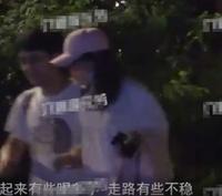 阔太胡静拿千元名酒被拍，一双腿又白又直，走路不稳被男友人搀扶