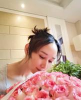 阔太胡静拿千元名酒被拍，一双腿又白又直，走路不稳被男友人搀扶