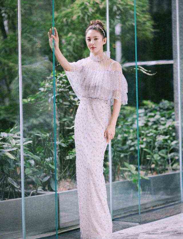 张雨绮复出撞衫谢娜，胖成这样还超美，精致公主和坡姐果然不一样