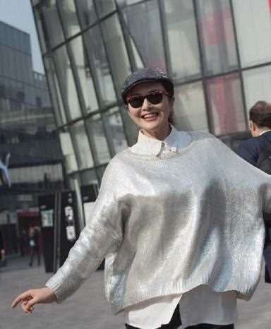 《咱们结婚吧》里最美辣妈，50岁还未婚，在期待美好的爱情