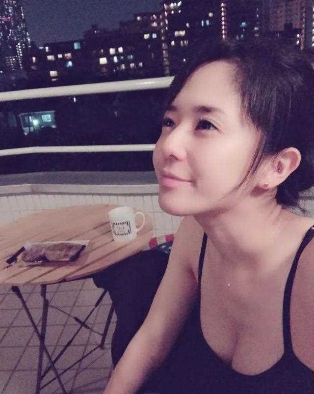 苍井空穿低胸吊带秀事业线，男网友说下垂，苍老师一句话显高情商