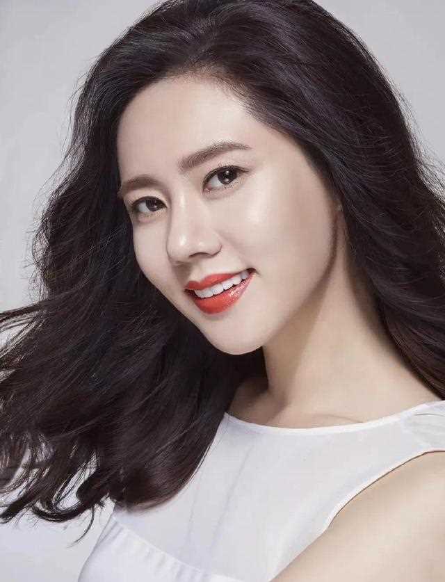 秋瓷炫，温馨迷人的知性美女，淡雅柔情的气息，如少女一般清新