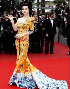 范冰冰5种经典造型，龙袍加身引网友争议，穿的破烂却获得好评！