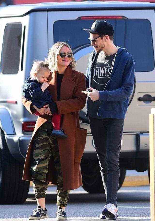 女人味十足！希拉里穿焦糖色大衣温柔知性，单手抱娃显满满女子力