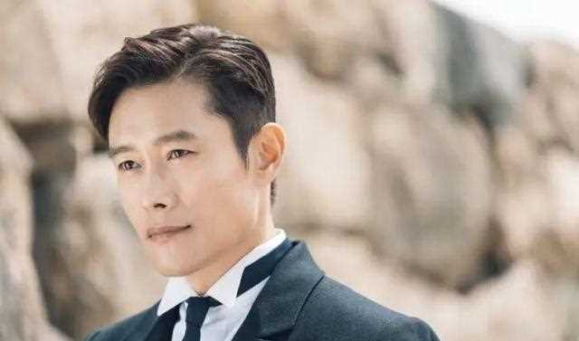 韩国性丑闻最多的影帝，曾经被情人敲诈勒索，依然能得到妻子理解