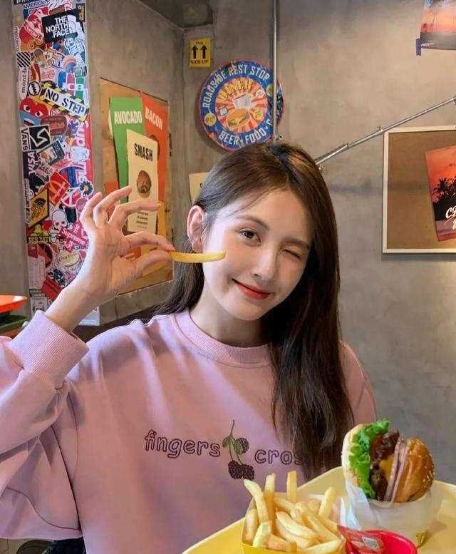 王思聪前女友官宣结婚，戴鸽子蛋钻戒满脸微笑，富豪男友身高1米9